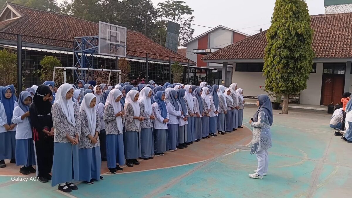 Jaga Ketertiban Pembiasaan Dhuha, Pembina OSIS MAN 1 Majalengka Dampingi Siswi Berhalangan
