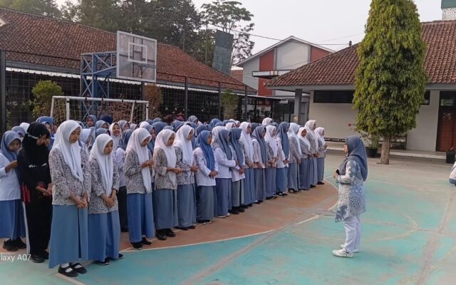 Jaga Ketertiban Pembiasaan Dhuha, Pembina OSIS MAN 1 Majalengka Dampingi Siswi Berhalangan