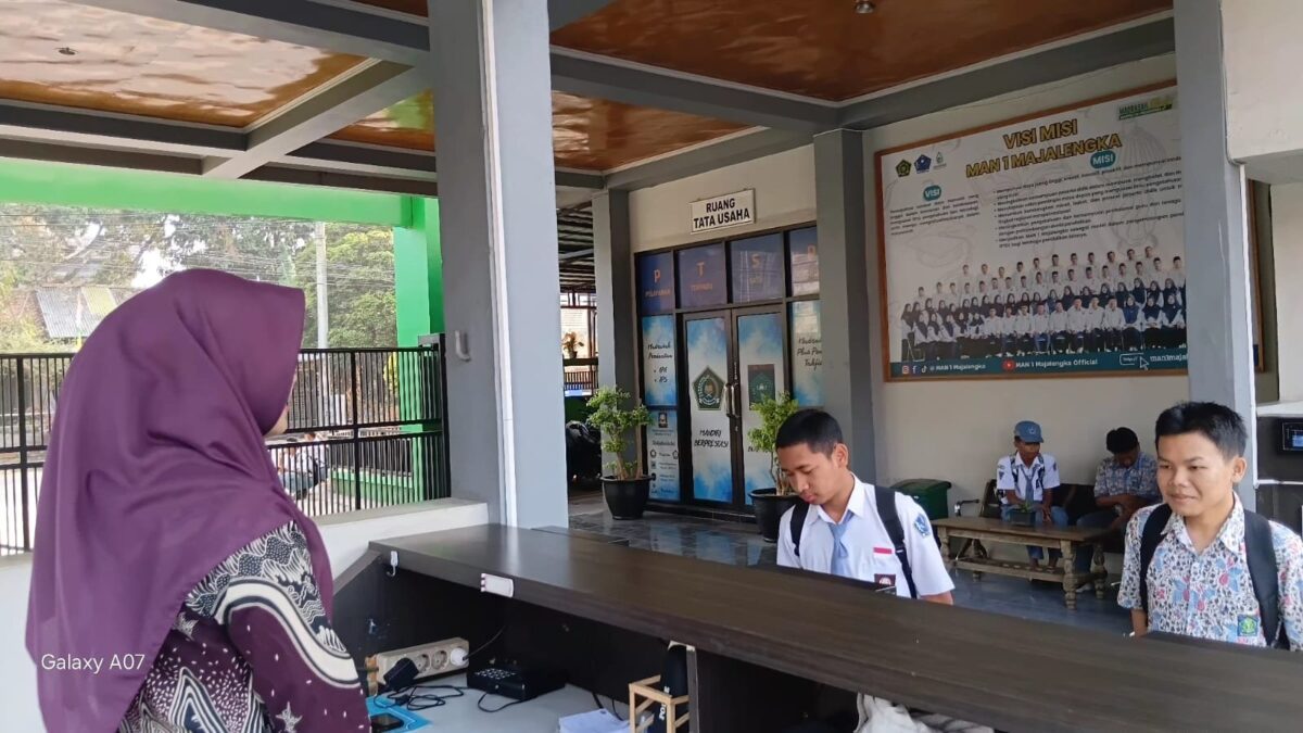 Tingkatkan Kedisiplinan Siswa, Guru BK MAN 1 Majalengka Berikan Pembinaan Khusus Bagi Siswa Terlambat