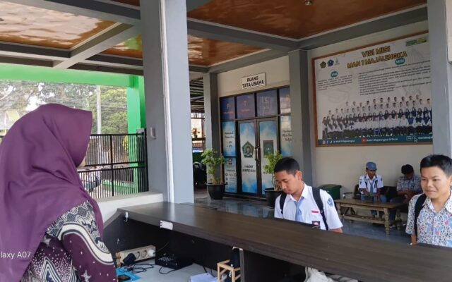 Tingkatkan Kedisiplinan Siswa, Guru BK MAN 1 Majalengka Berikan Pembinaan Khusus Bagi Siswa Terlambat