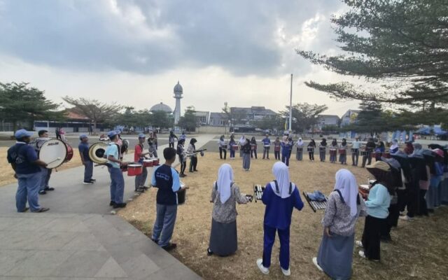 Persiapkan Penjemputan Camat Talaga, 51 Anggota Drumband MAN 1 Majalengka Gelar Latihan Lapangan