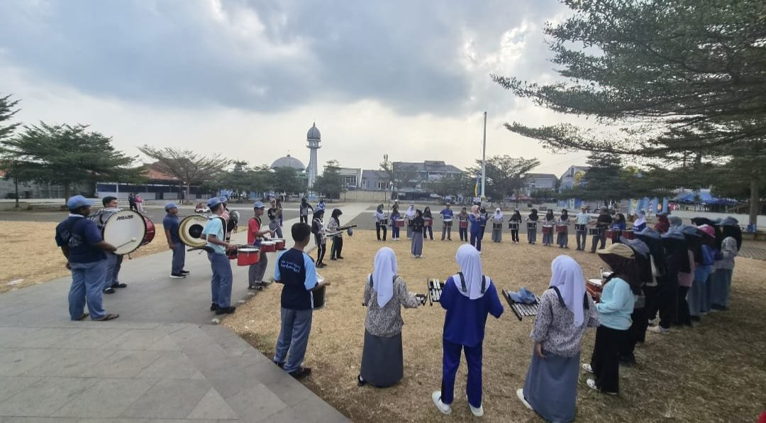 Persiapkan Penjemputan Camat Talaga, 51 Anggota Drumband MAN 1 Majalengka Gelar Latihan Lapangan