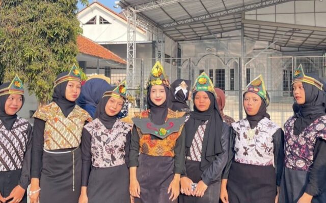 Semarak HUT RI ke-81, Tim Sendratasik MAN 1 Majalengka Pukau Penonton Karnaval Talaga