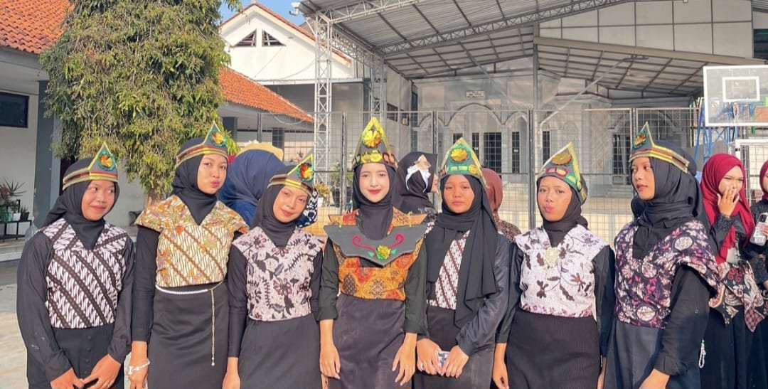 Semarak HUT RI ke-81, Tim Sendratasik MAN 1 Majalengka Pukau Penonton Karnaval Talaga