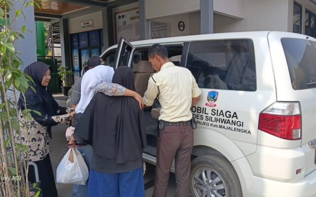 Mengutamakan Keselamatan Siswa, Wali Kelas XI-4 dan UKS Bersinergi dengan Orang Tua