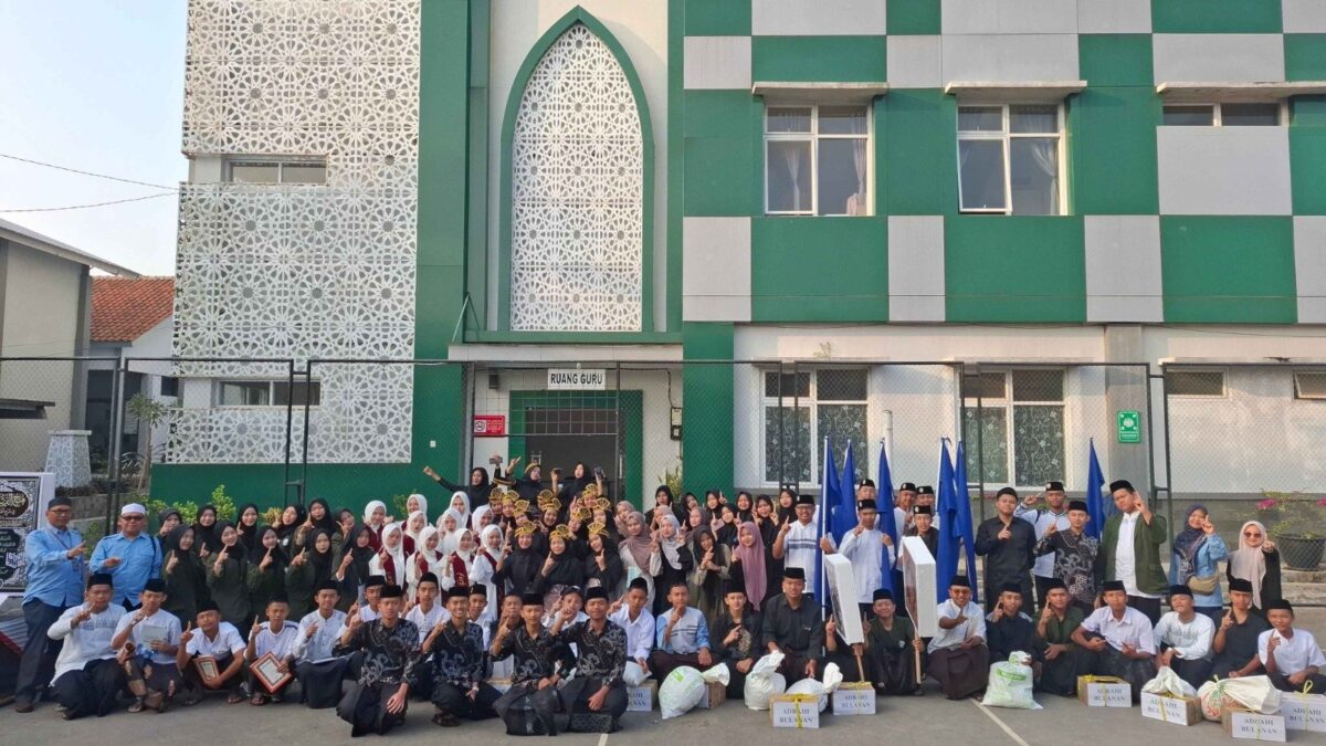 Semarak Karnaval Kemerdekaan, Boarding School Tahfidz Al-Badar MAN 1 Majalengka Tampilkan Kekompakan dan Kreativitas