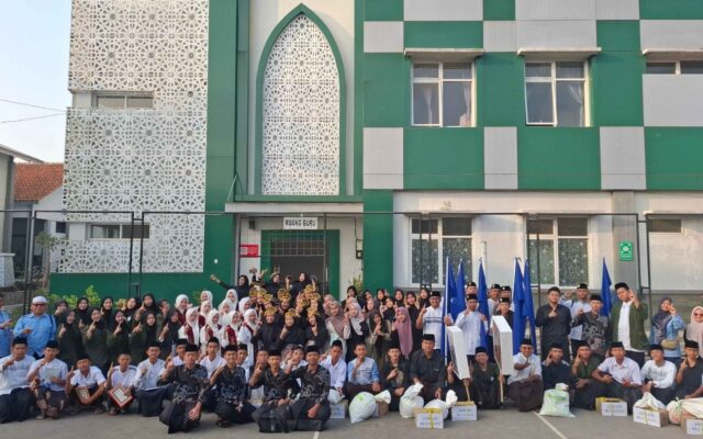Semarak Karnaval Kemerdekaan, Boarding School Tahfidz Al-Badar MAN 1 Majalengka Tampilkan Kekompakan dan Kreativitas