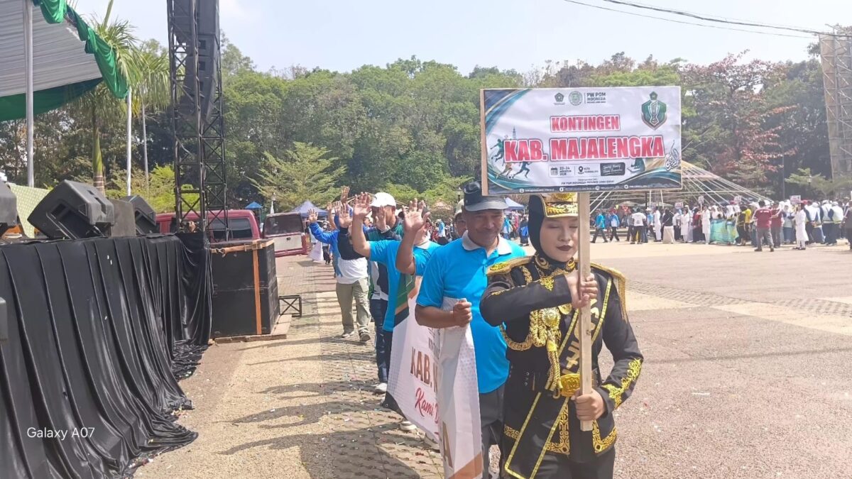 Kontingen Porseni Madrasah Majalengka Tampil Memukau pada Defile Pembukaan Porseni Jawa Barat