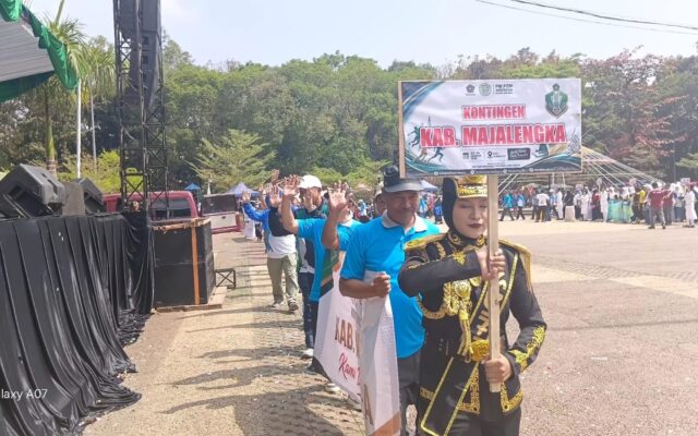 Kontingen Porseni Madrasah Majalengka Tampil Memukau pada Defile Pembukaan Porseni Jawa Barat