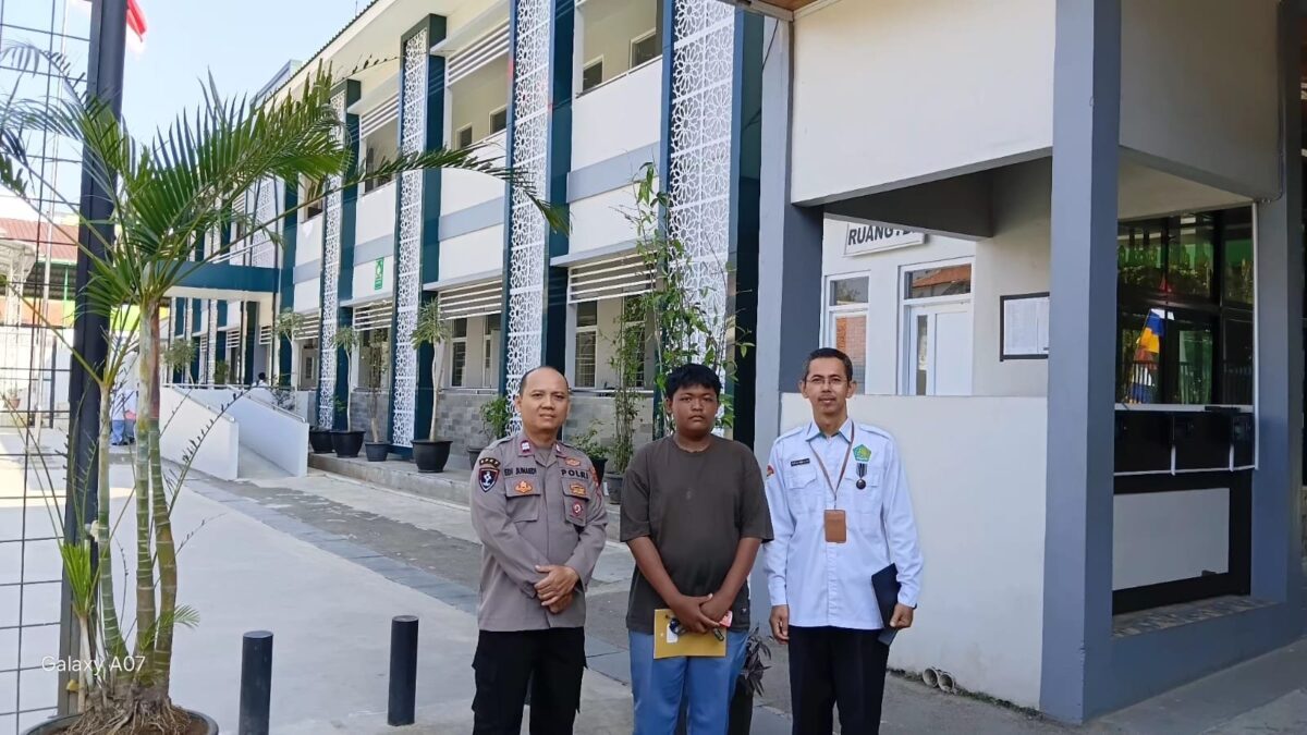 Wujud Pelayanan Prima, Polsek Talaga Bantu Cek Fisik Kendaraan Siswa MAN 1 Majalengka