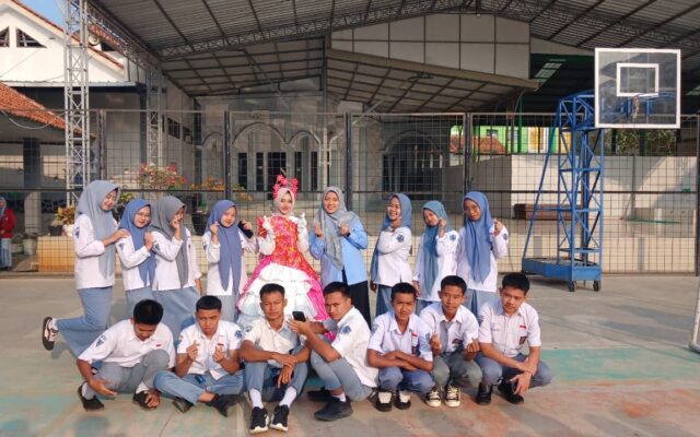 Kreativitas Siswa XII-10 Warnai Karnaval HUT ke-81 RI di Alun-Alun Talaga Majalengka