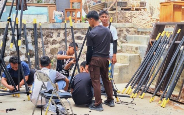 Siapkan Properti Ita Jamnas Kwaran Talaga, Pembina Pramuka MAN 1 Majalengka Berikan Pendampingan