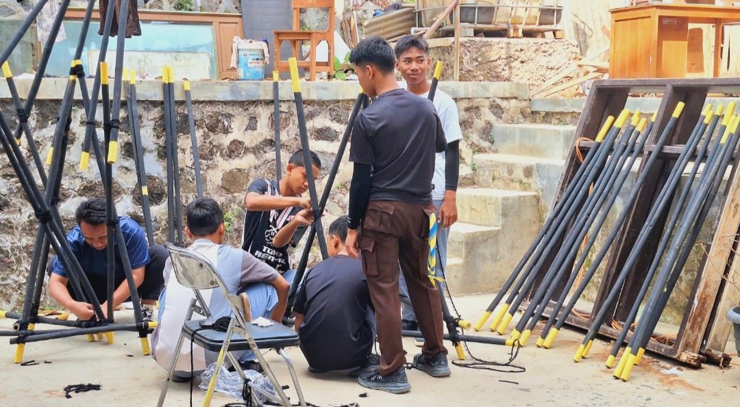 Siapkan Properti Ita Jamnas Kwaran Talaga, Pembina Pramuka MAN 1 Majalengka Berikan Pendampingan