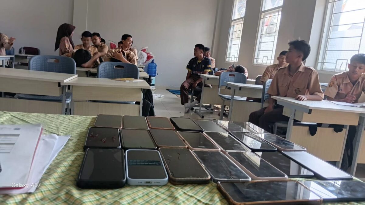 Tingkatkan Konsentrasi Belajar, Siswa MAN 1Majalengka Kumpulkan Ponsel Saat KBM