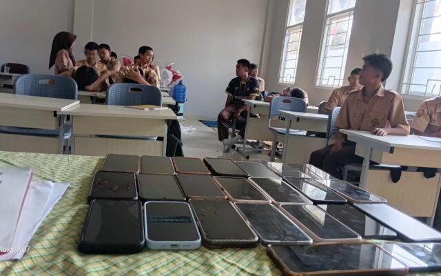 Tingkatkan Konsentrasi Belajar, Siswa MAN 1Majalengka Kumpulkan Ponsel Saat KBM