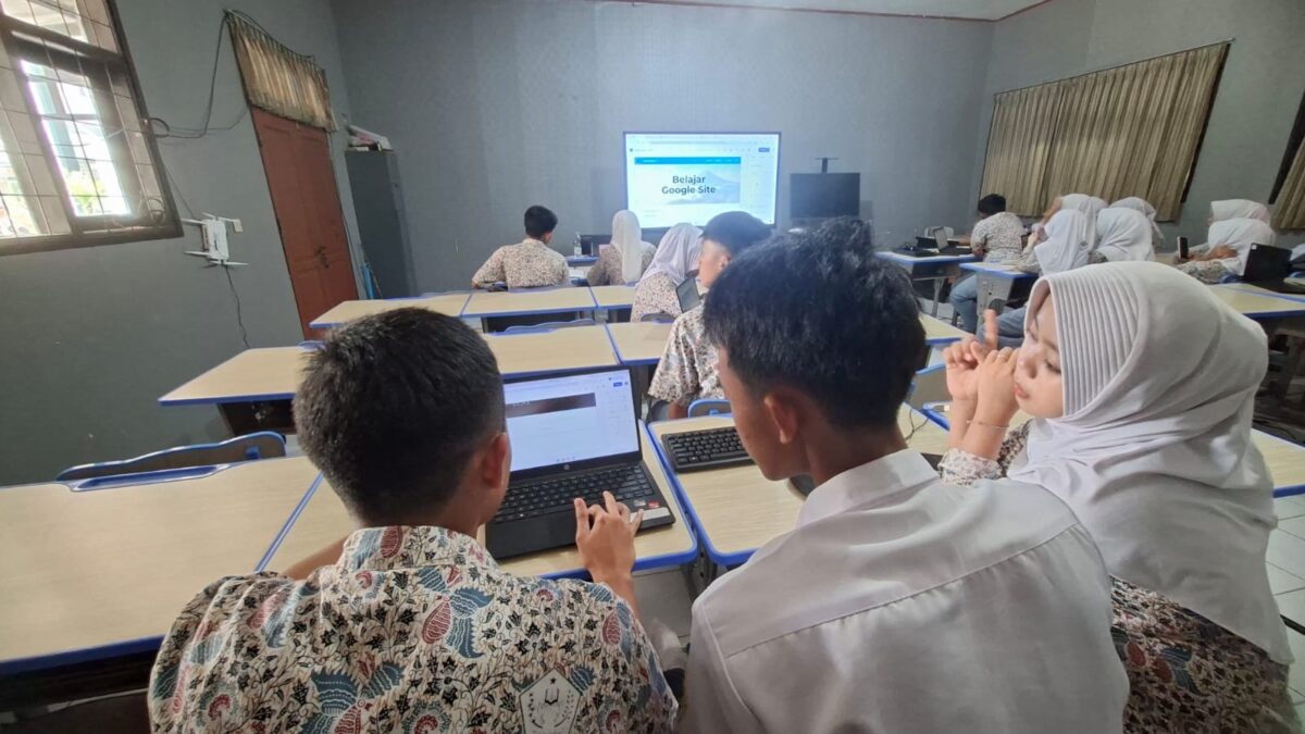 Bangun Portofolio Digital, Siswa XII.6 MAN 1 Majalengka Kembangkan Website Profil Diri