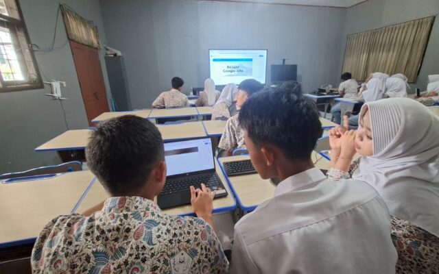 Bangun Portofolio Digital, Siswa XII.6 MAN 1 Majalengka Kembangkan Website Profil Diri