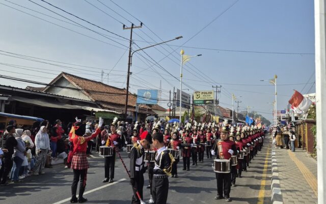 Semarakkan HUT RI, MAN 1 Majalengka Tampilkan Karnaval Sendratasik dan Drumband di Talaga