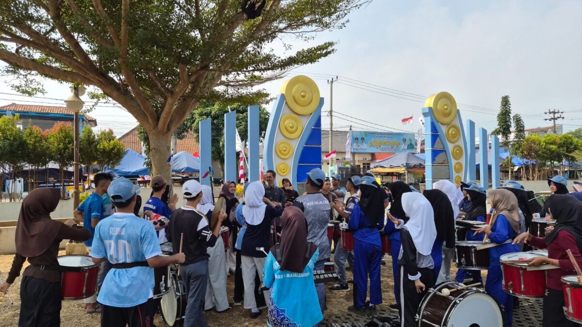 Persiapkan Penampilan HUT ke-81 RI, Wakamad Humas MAN 1 Majalengka Beri Arahan Anggota Drumband