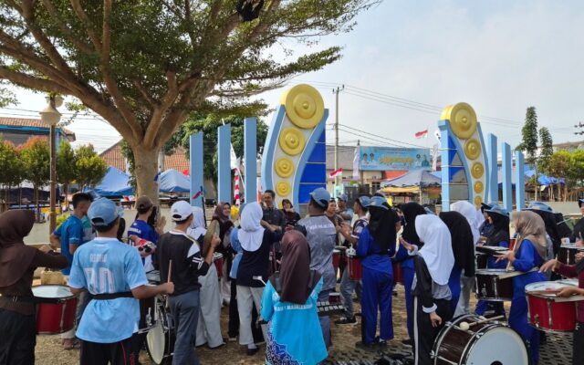 Persiapkan Penampilan HUT ke-81 RI, Wakamad Humas MAN 1 Majalengka Beri Arahan Anggota Drumband