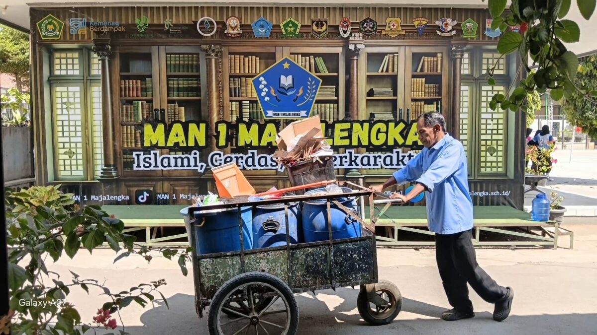 Tingkatkan Motivasi Layanan, Caraka MAN 1 Majalengka Konsisten Jaga Kebersihan Lingkungan Madrasah