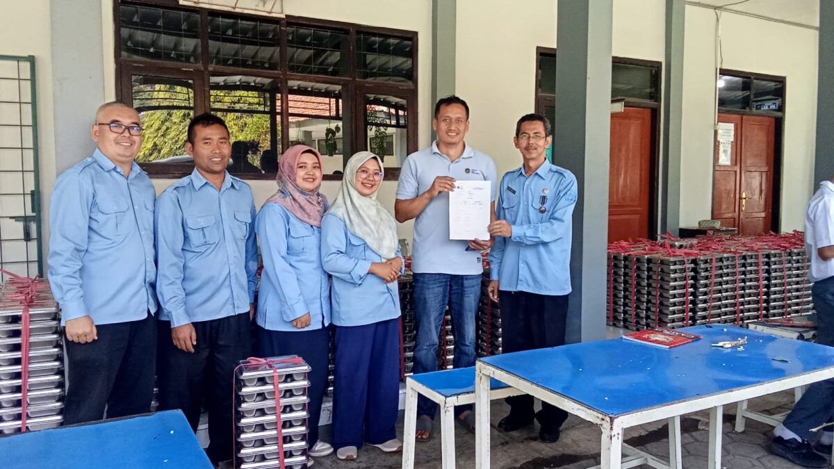 Pantau Penerimaan dan Pendistribusian MBG, Waka Humas MAN 1 Majalengka Apresiasi Dedikasi Tim Piket MBG