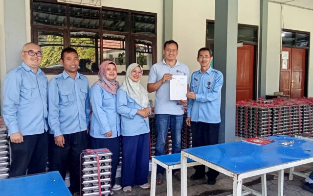 Pantau Penerimaan dan Pendistribusian MBG, Waka Humas MAN 1 Majalengka Apresiasi Dedikasi Tim Piket MBG