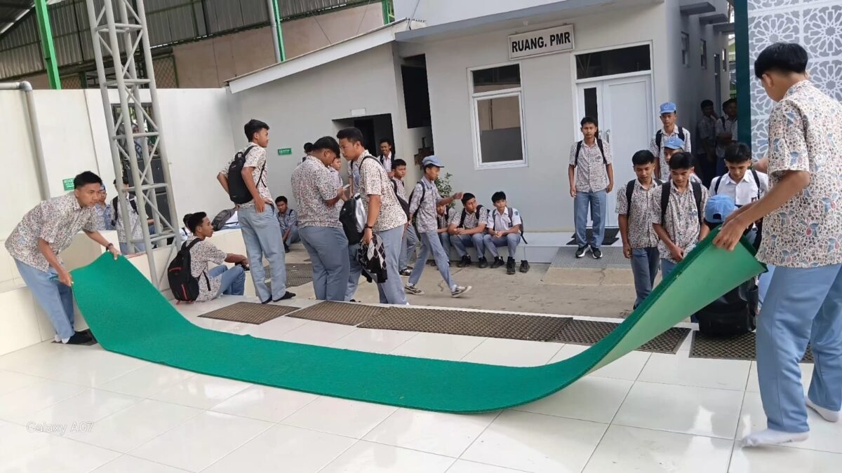 Tumbuhkan Kepedulian Fasilitas Mesjid, Dua Siswa MAN 1 Majalengka Inisiatif Rapikan Kesed Teras