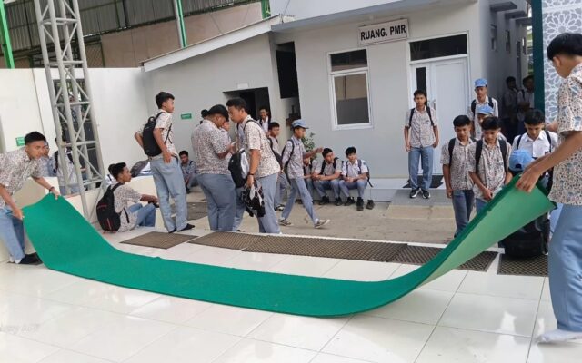Tumbuhkan Kepedulian Fasilitas Mesjid, Dua Siswa MAN 1 Majalengka Inisiatif Rapikan Kesed Teras