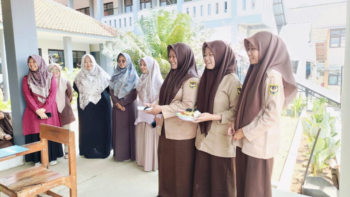 Tingkatkan Kemandirian Siswi, Keputrian XI MAN 1 Majalengka Gelar Presentasi Bekal Sehat