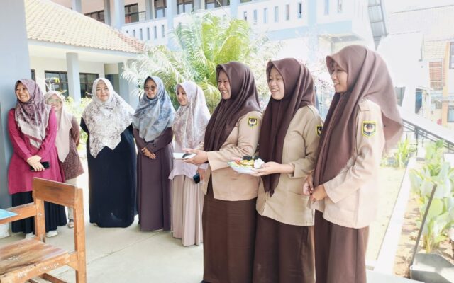 Tingkatkan Kemandirian Siswi, Keputrian XI MAN 1 Majalengka Gelar Presentasi Bekal Sehat