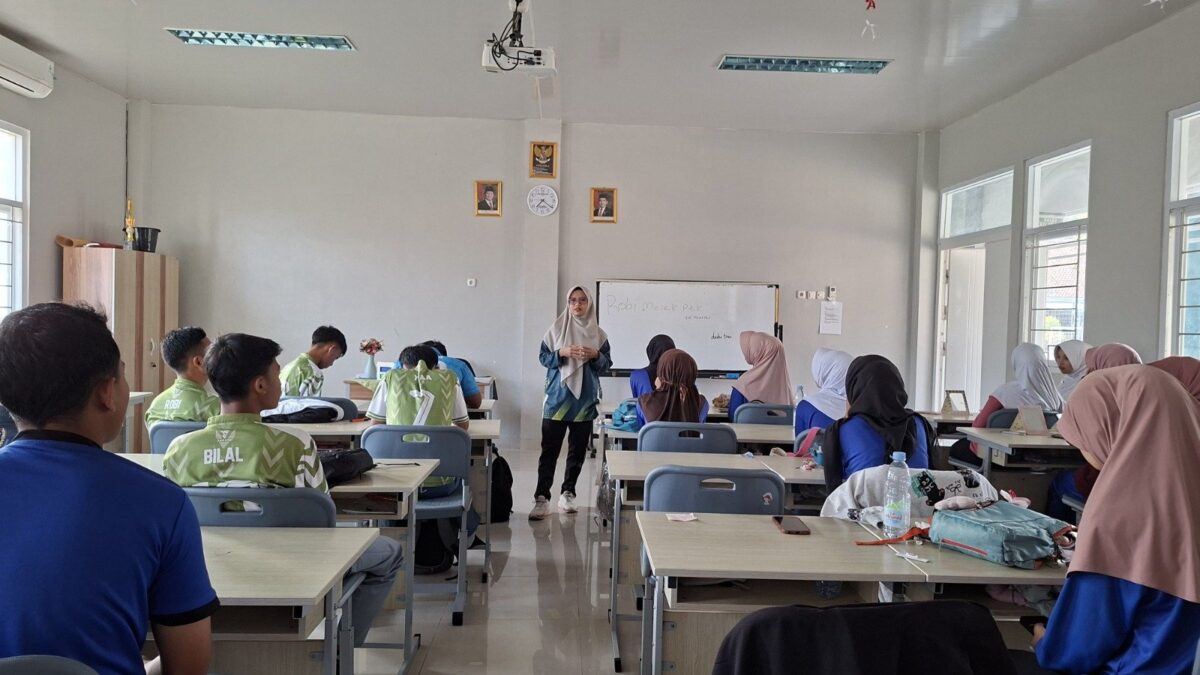 Perkuat Solidaritas dan Empati, Wali Kelas XII-6 MAN 1 Majalengka Gelar Doa Bersama