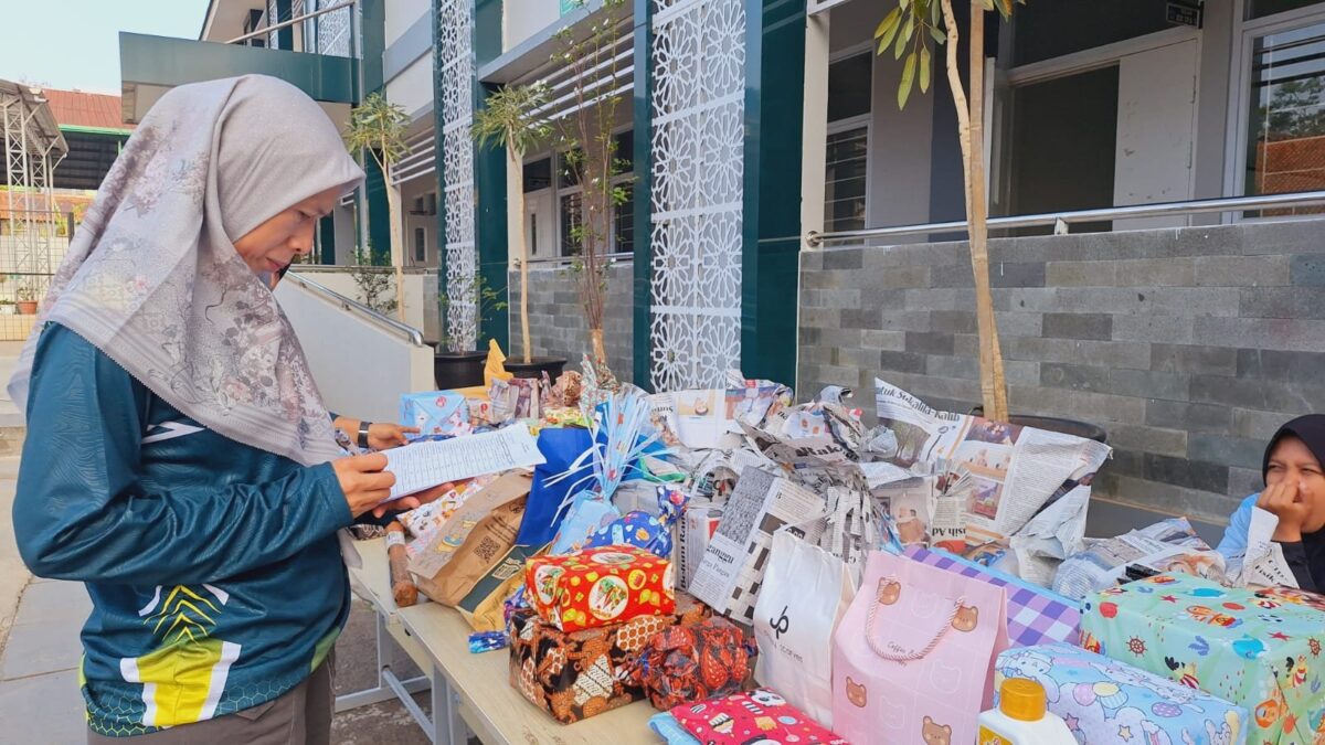 Pererat Kebersamaan, Guru dan Staf MAN 1 Majalengka Kumpulkan Doorprize Jalan Santai