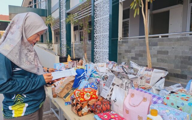 Pererat Kebersamaan, Guru dan Staf MAN 1 Majalengka Kumpulkan Doorprize Jalan Santai