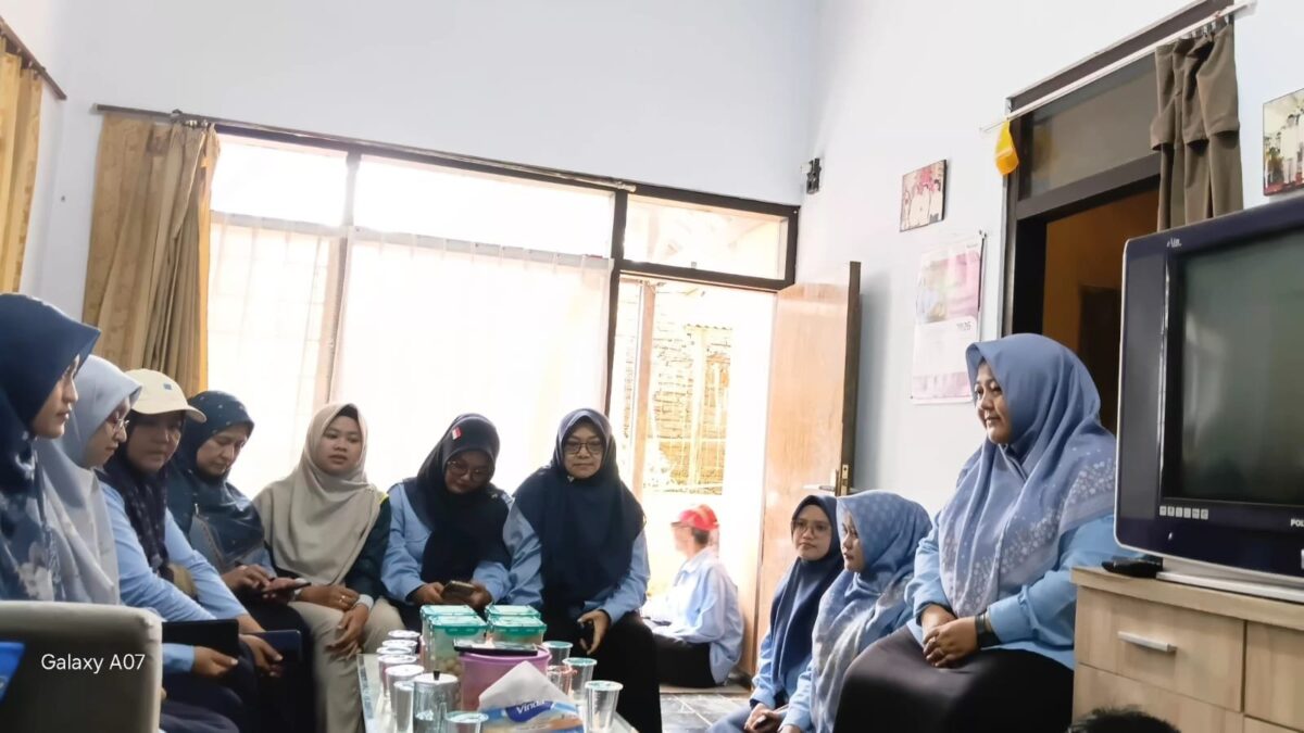 Eratkan Tali Silaturahmi, Civitas Akademika MAN 1 Majalengka Jenguk Orang Tua Staf TU