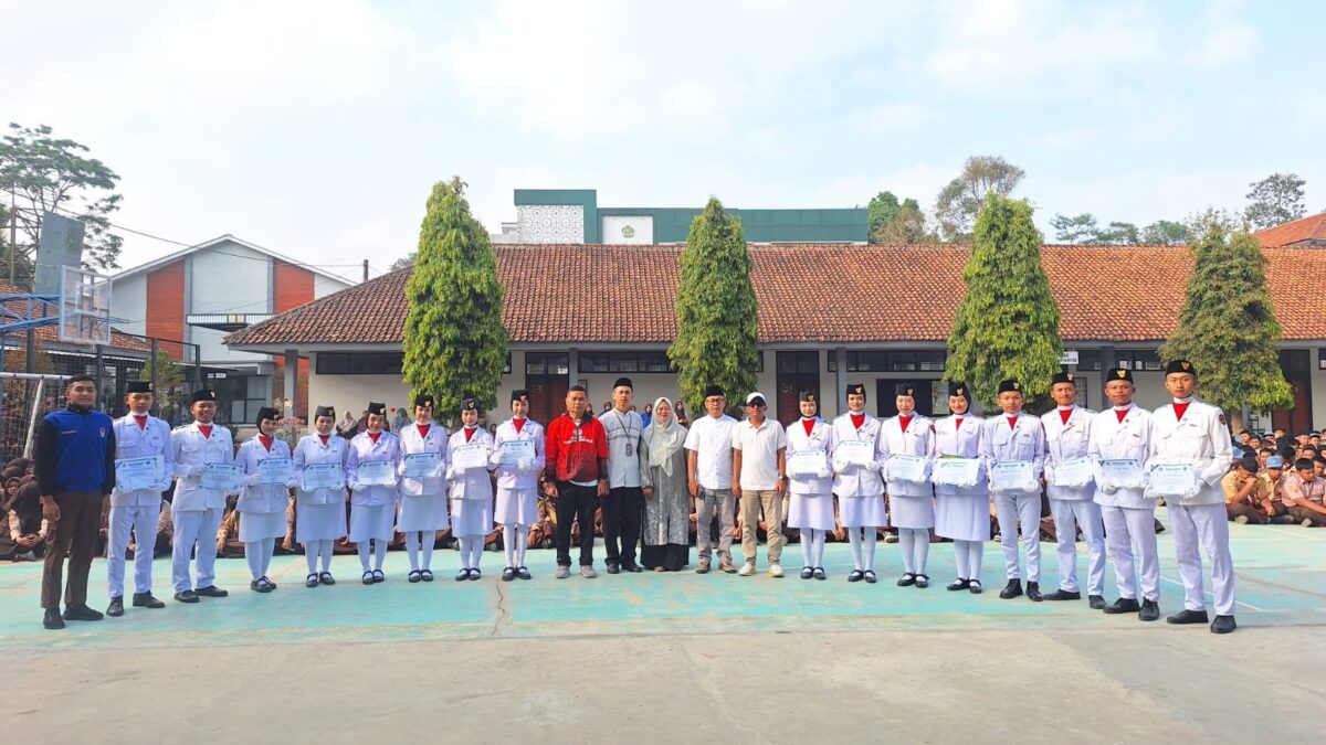 Beri Apresiasi, MAN 1 Majalengka Serahkan Penghargaan kepada 16 Paskibraka Kabupaten dan Kecamatan
