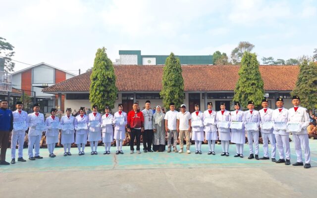 Beri Apresiasi, MAN 1 Majalengka Serahkan Penghargaan kepada 16 Paskibraka Kabupaten dan Kecamatan