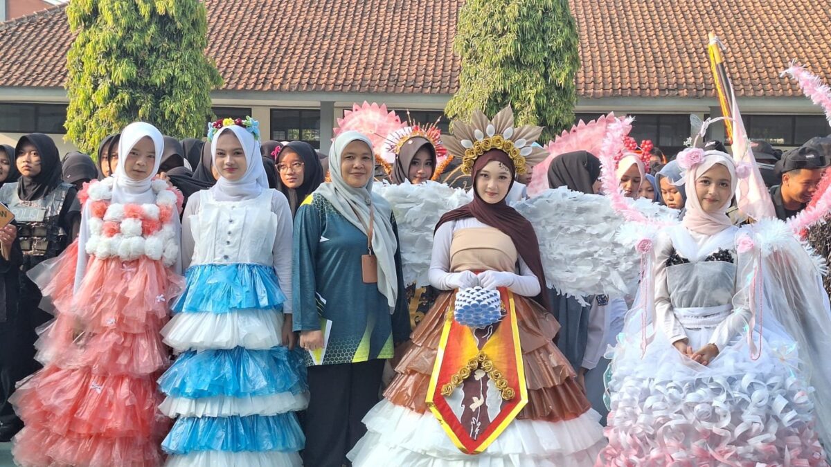 Tampilkan 11 Busana Daur Ulang, Siswa MAN 1 Majalengka Semarakkan Karnaval HUT Ke-81 RI