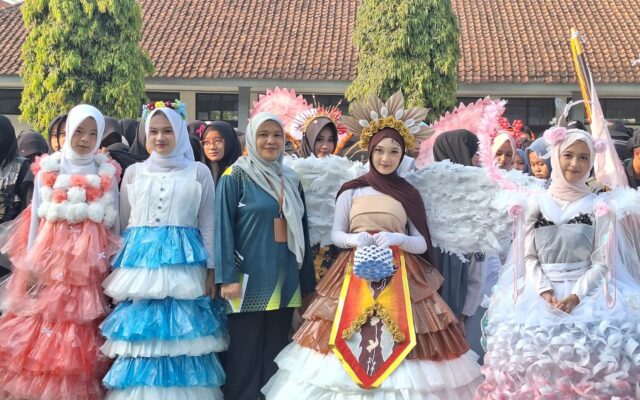 Tampilkan 11 Busana Daur Ulang, Siswa MAN 1 Majalengka Semarakkan Karnaval HUT Ke-81 RI