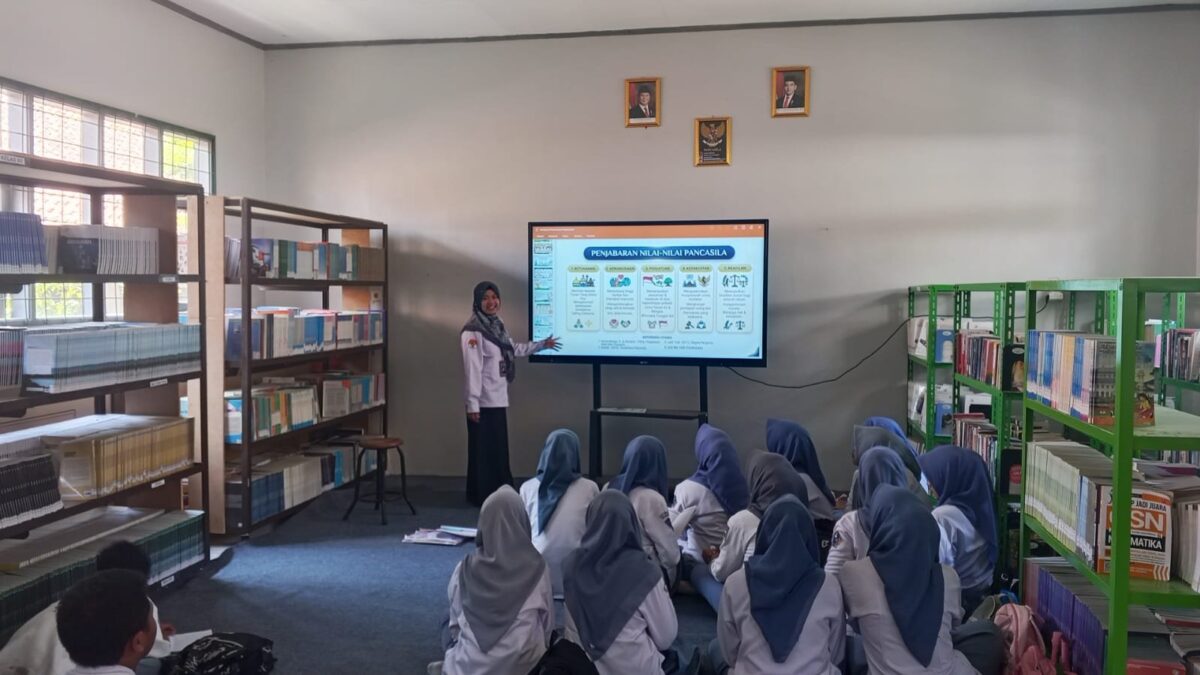 Tingkatkan Kualitas KBM, Guru Pendidikan Pancasila MAN 1 Majalengka Manfaatkan Media Smart Board