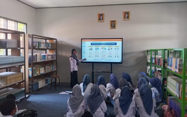 Tingkatkan Kualitas KBM, Guru Pendidikan Pancasila MAN 1 Majalengka Manfaatkan Media Smart Board