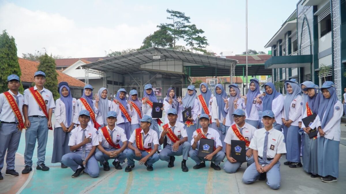 Sukses dan Khidmat, Siswa Kelas XII-4 MAN 1 Majalengka Tunaikan Tugas Upacara Bendera