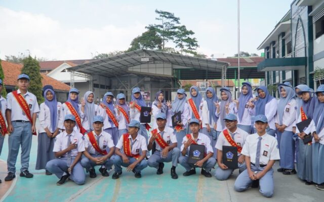 Sukses dan Khidmat, Siswa Kelas XII-4 MAN 1 Majalengka Tunaikan Tugas Upacara Bendera