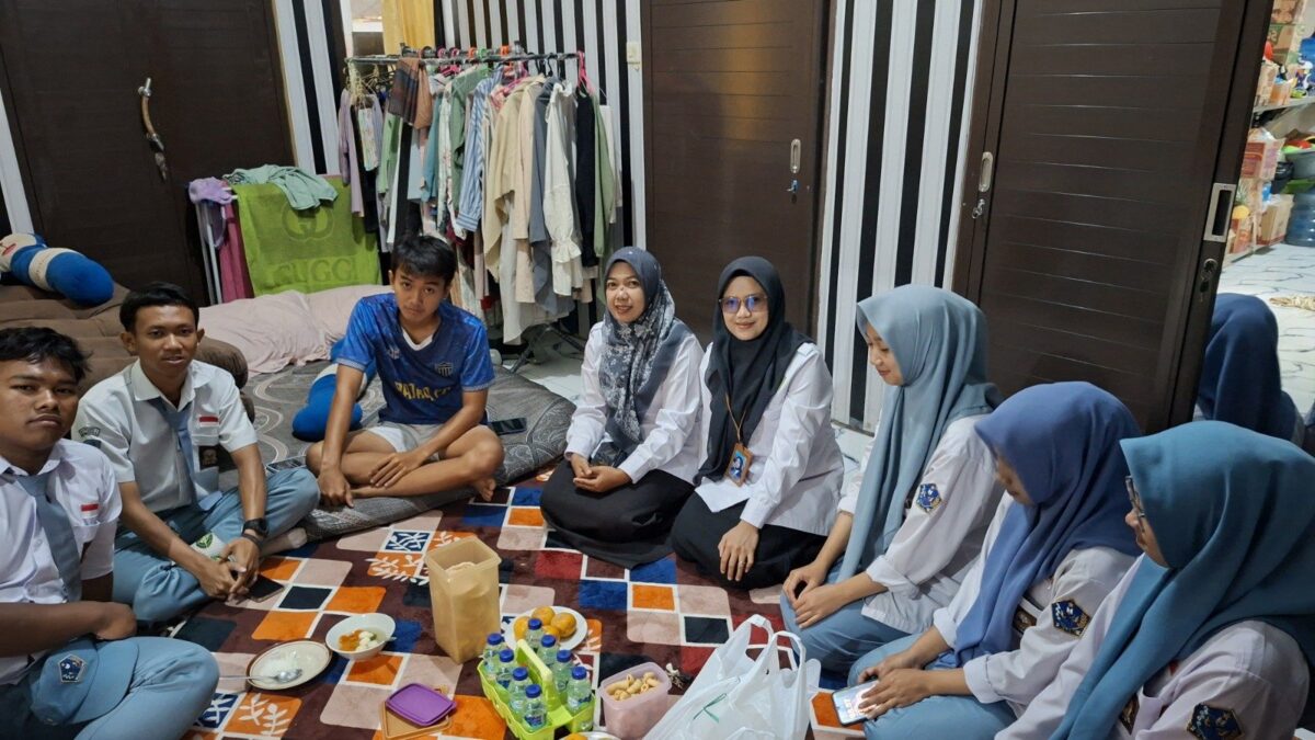 Wujud Kepedulian, MAN 1 Majalengka Jenguk Siswa Pascaoperasi Amandel