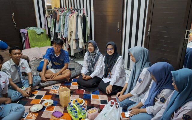 Wujud Kepedulian, MAN 1 Majalengka Jenguk Siswa Pascaoperasi Amandel