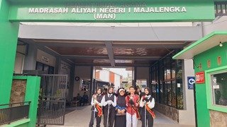 Drumband MAN 1 Majalengka Meriahkan Penjemputan Camat dan Kepala Desa pada Upacara HUT ke-81 RI di Talaga