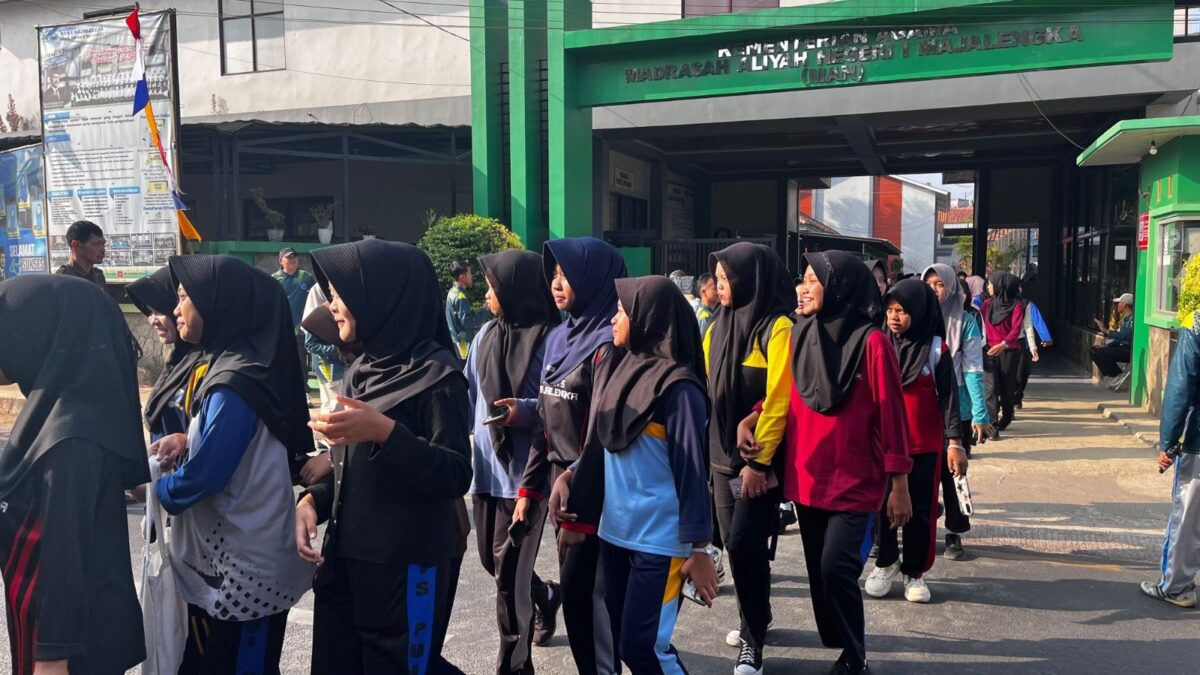 Memeriahkan HUT ke-81 RI, Keluarga Besar MAN 1 Majalengka Gelar Jalan Santai dan Lomba