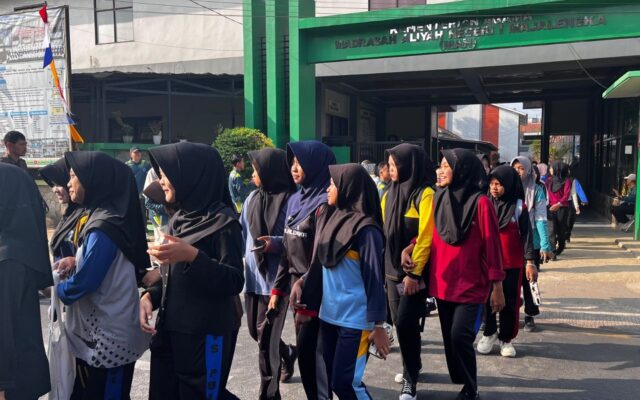 Memeriahkan HUT ke-81 RI, Keluarga Besar MAN 1 Majalengka Gelar Jalan Santai dan Lomba
