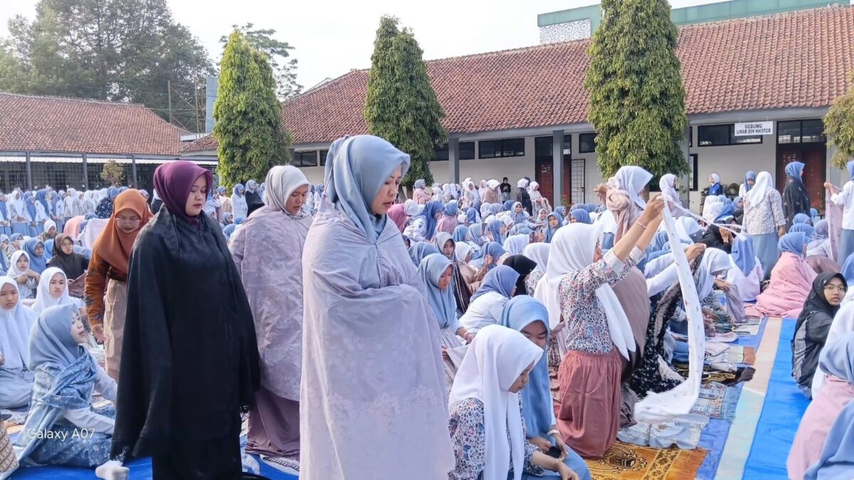 Guru MAN 1 Majalengka Jadi Teladan Sholat Duha Shaf Depan demi Bentuk Karakter Siswa