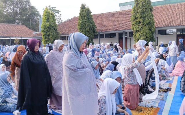 Guru MAN 1 Majalengka Jadi Teladan Sholat Duha Shaf Depan demi Bentuk Karakter Siswa